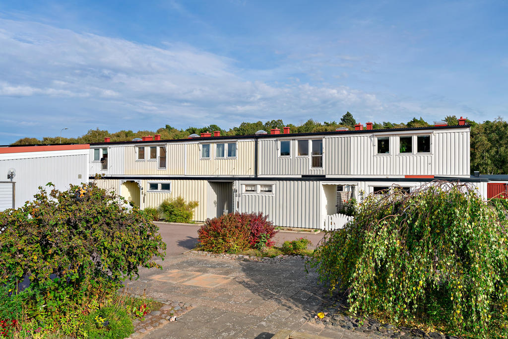 Trivsam bilfri gård med lekplats där barnen kan leka.