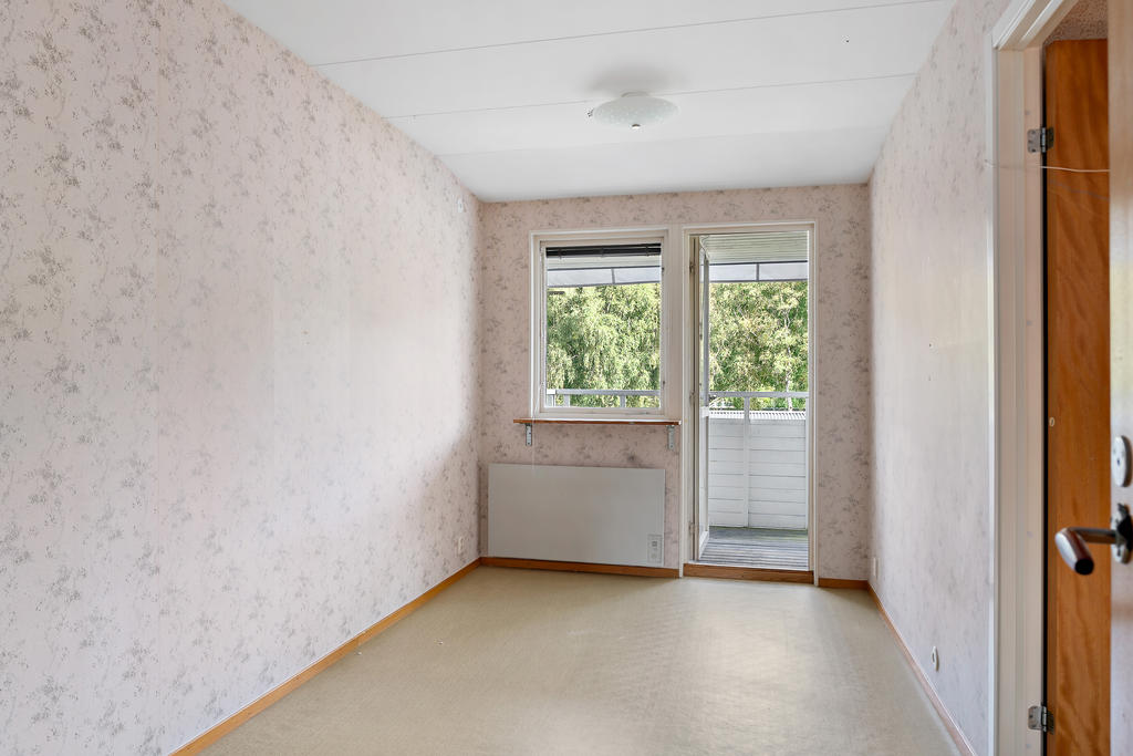 Sovrum 1 med utgång till balkongen.