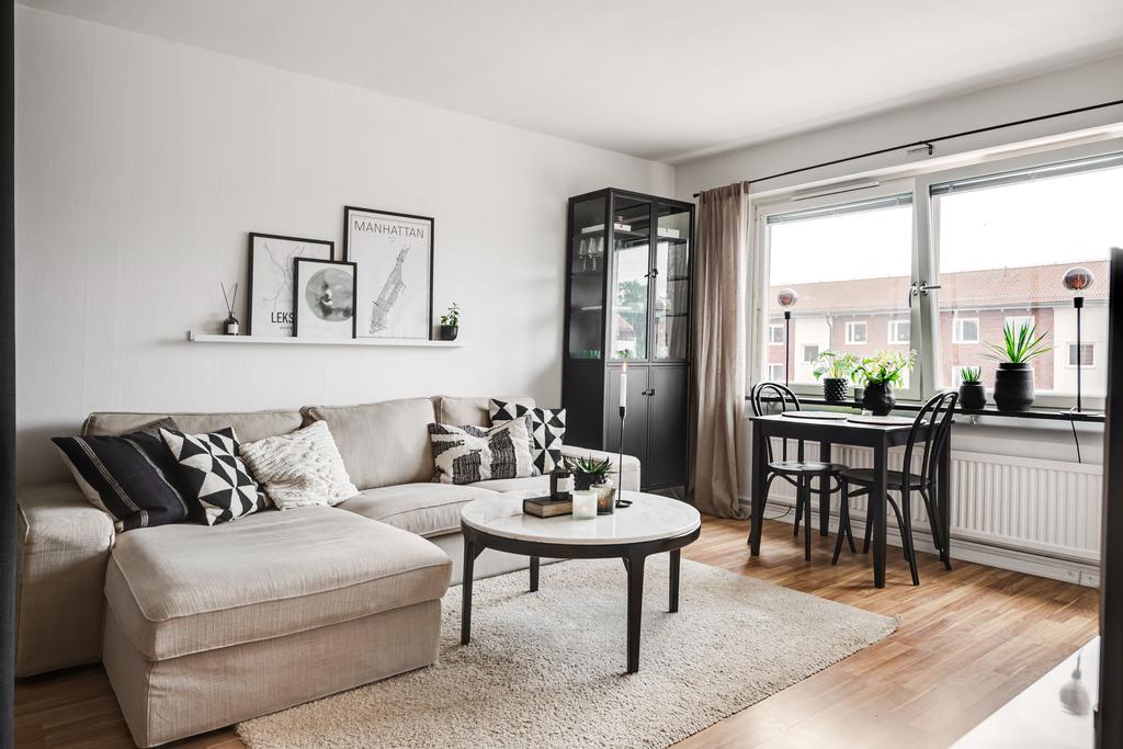 Yteffektiv lägenhet där du får plats med såväl säng, soffa och matbord.