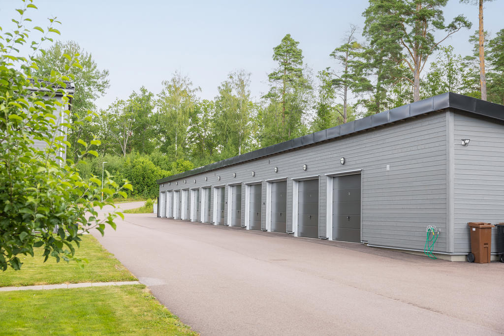 Garageplats i separat länga med elport och laddbox