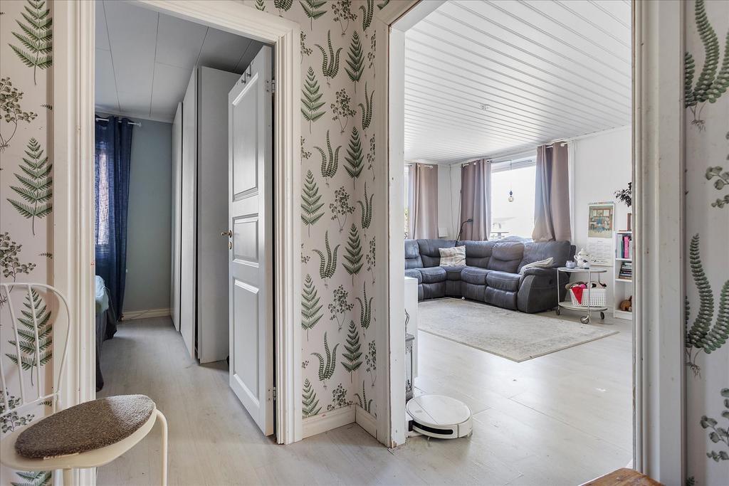 Vy från hall mot sovrum och vardagsrum 