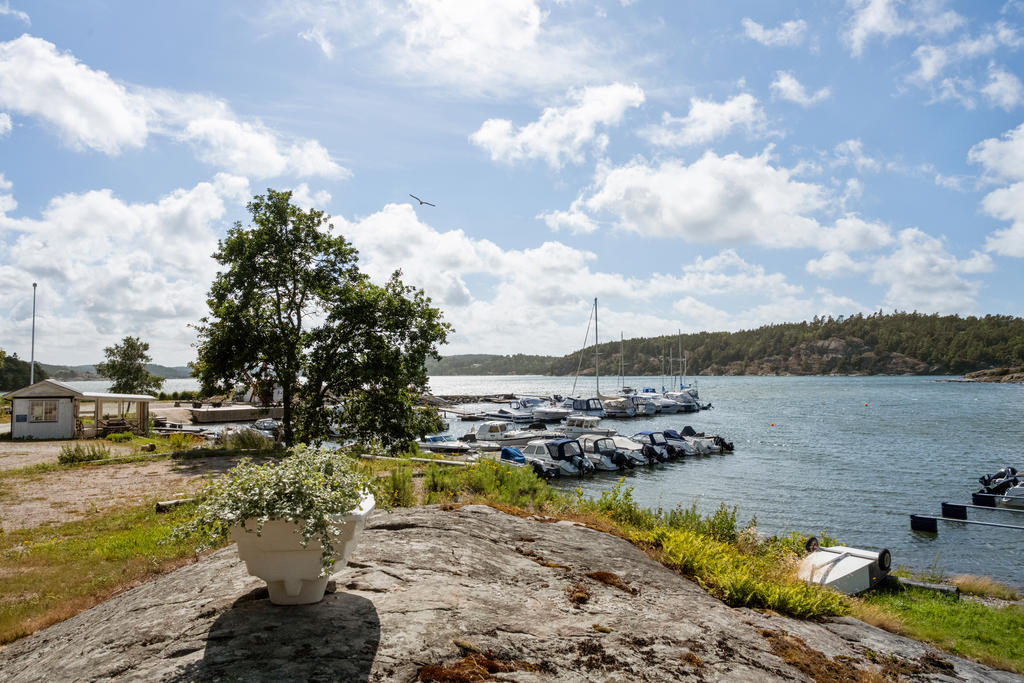 Småbåtshamn med egen båtplats i förening.
