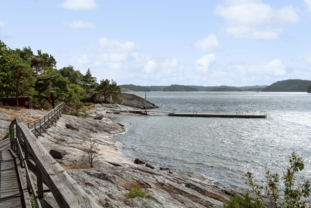 Lilla Askeröns badplats med liten sandstrand och klippbad. Simskola erbjuds.