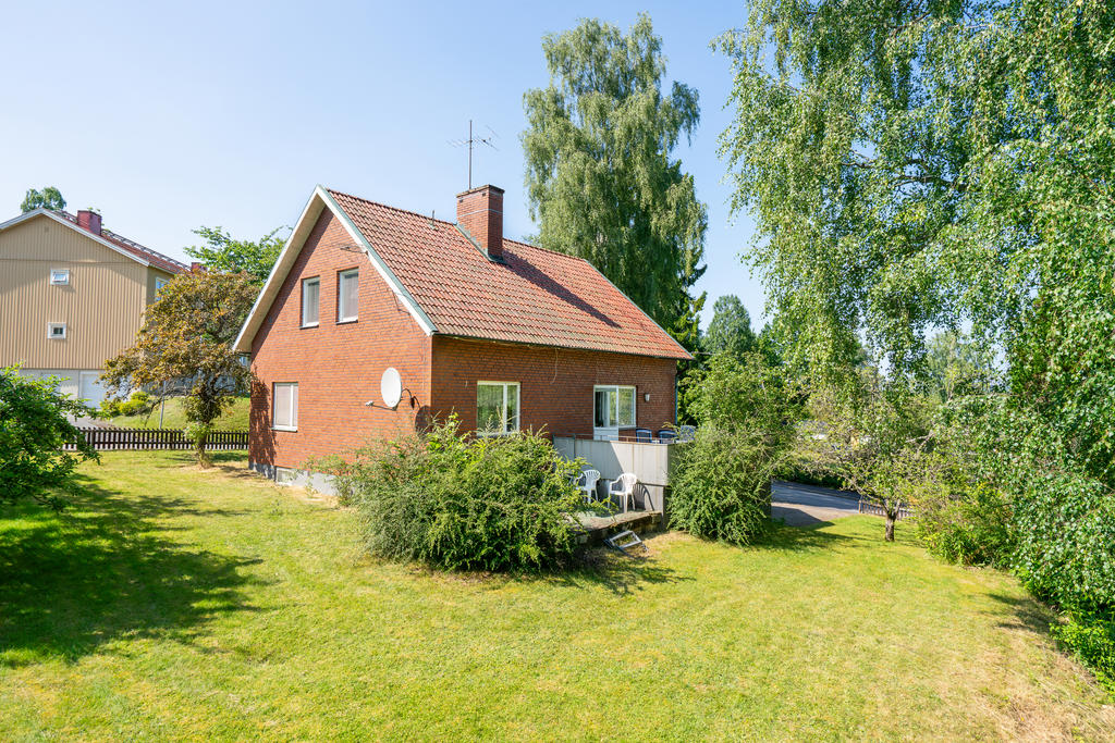 Bostaden omges av en lummig trädgårdstomt.