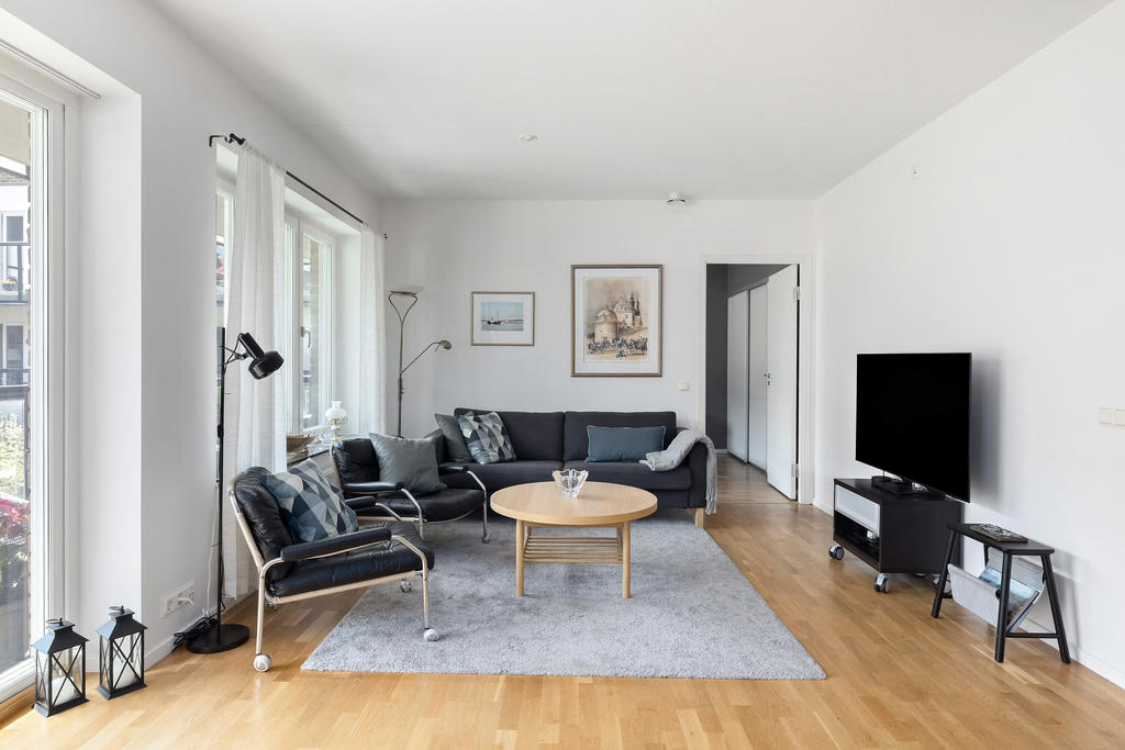 Från matplats mot vardagsrum och sovrum