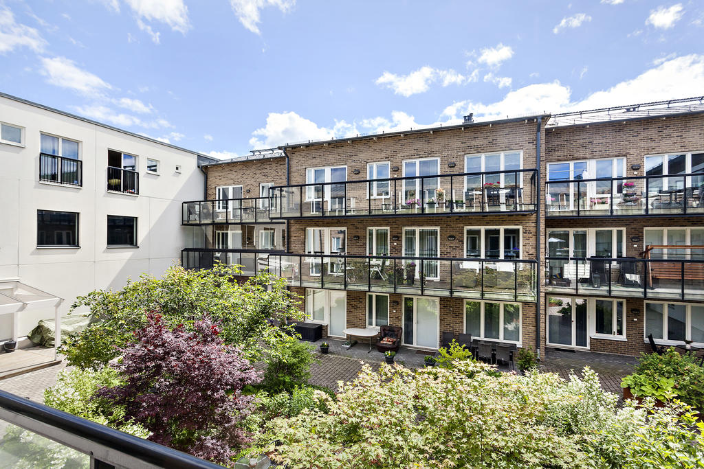 Vy från balkongen  över innergården och himlen
