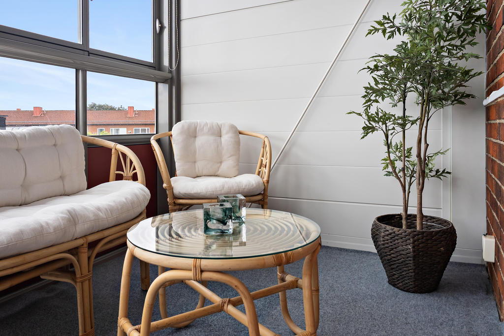 Rymlig balkong med plats för soffgrupp