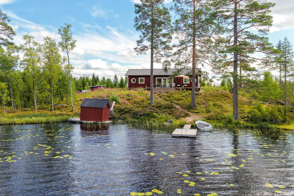 Vy från Gullbergsbotjärnen. 