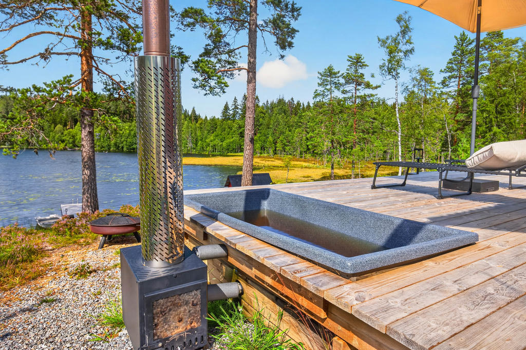 Vedeldad badtunna, nedsänkt i terrassen. Med fin utsikt ned mot tjärnen!