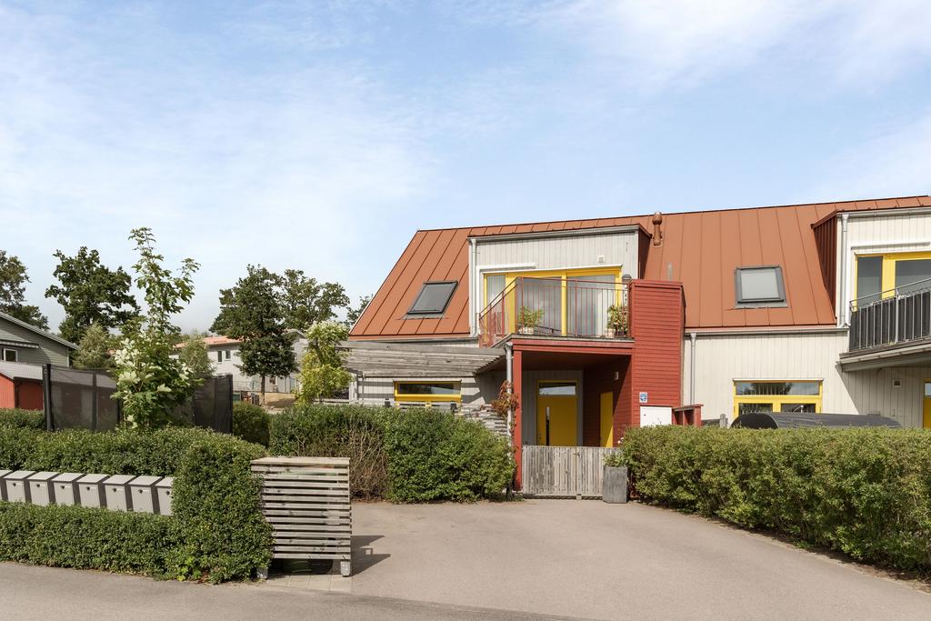 Entrésidan ramas in av grönska och en skyddad uteplats.
