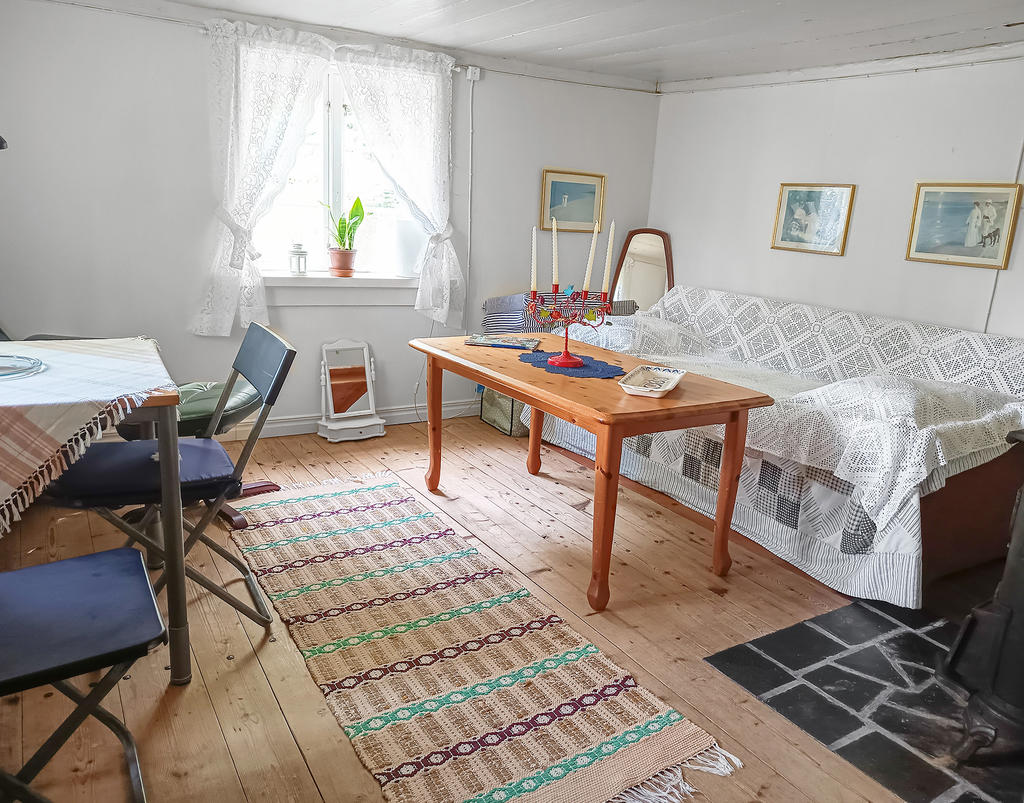 Sovrum/vardgasrum med kamin, kokplatta, ugn och microugn.