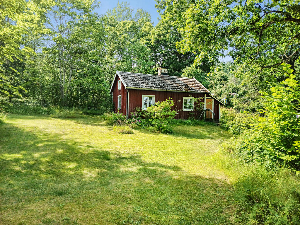 Välkommen till Ör Säter Knipestaden 1! Ett charmigt sommarhus  i äldre karaktär, idylliskt beläget med naturen som granne.