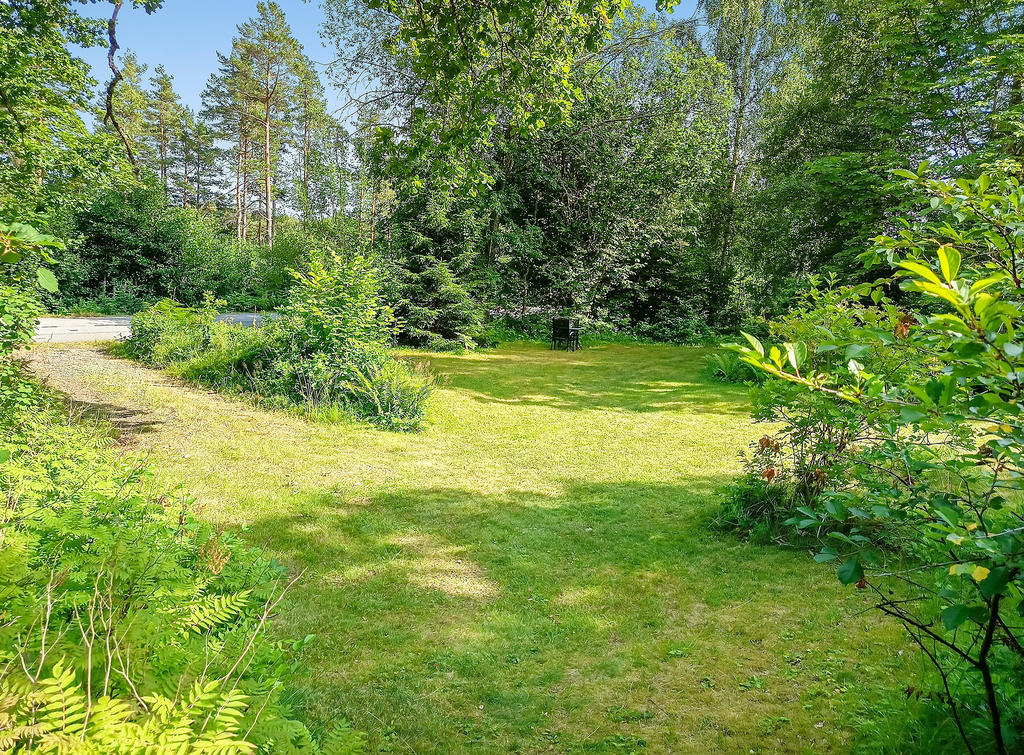 Huset omges av en lummig trädgårdstomt där det bara är att  slå sig ner och njuta av lugnet med naturen som granne.