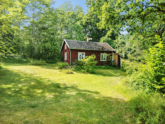Välkommen till Ör Säter Knipestaden 1! Ett charmigt sommarhus  i äldre karaktär, idylliskt beläget med naturen som granne.