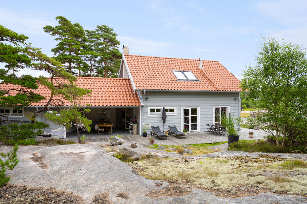 Baksidan huset är lugn och privat med vacker natur.