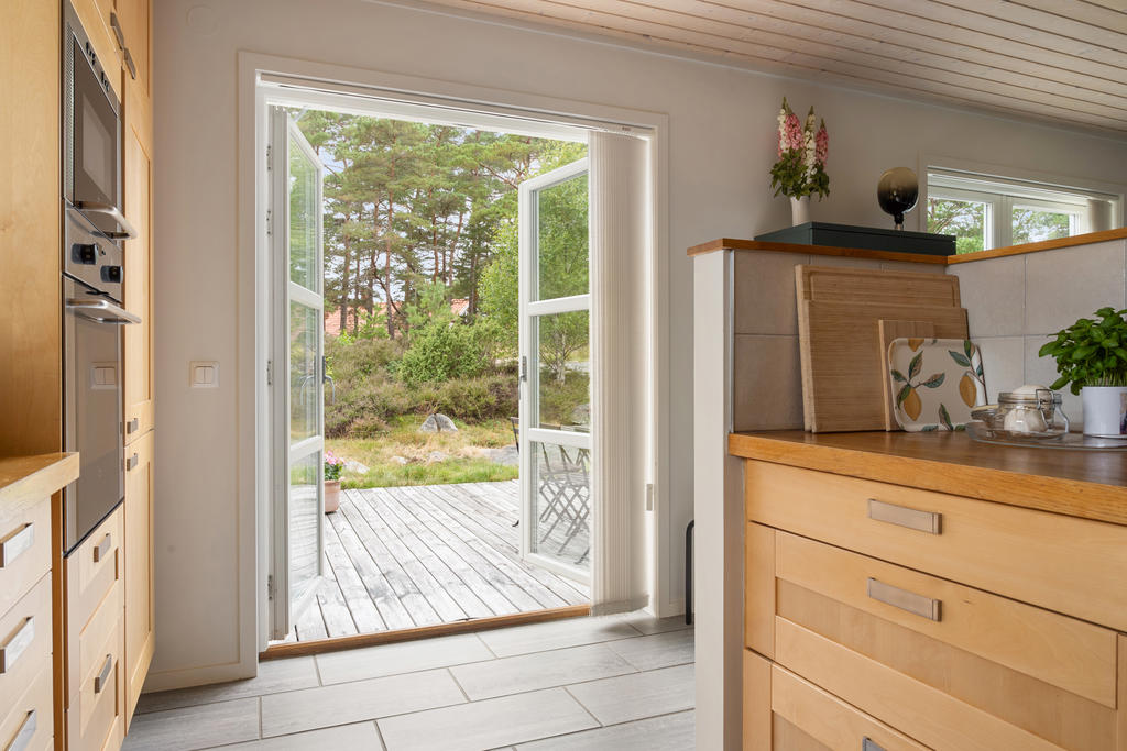 Utgång från kök till terrass på baksidan.