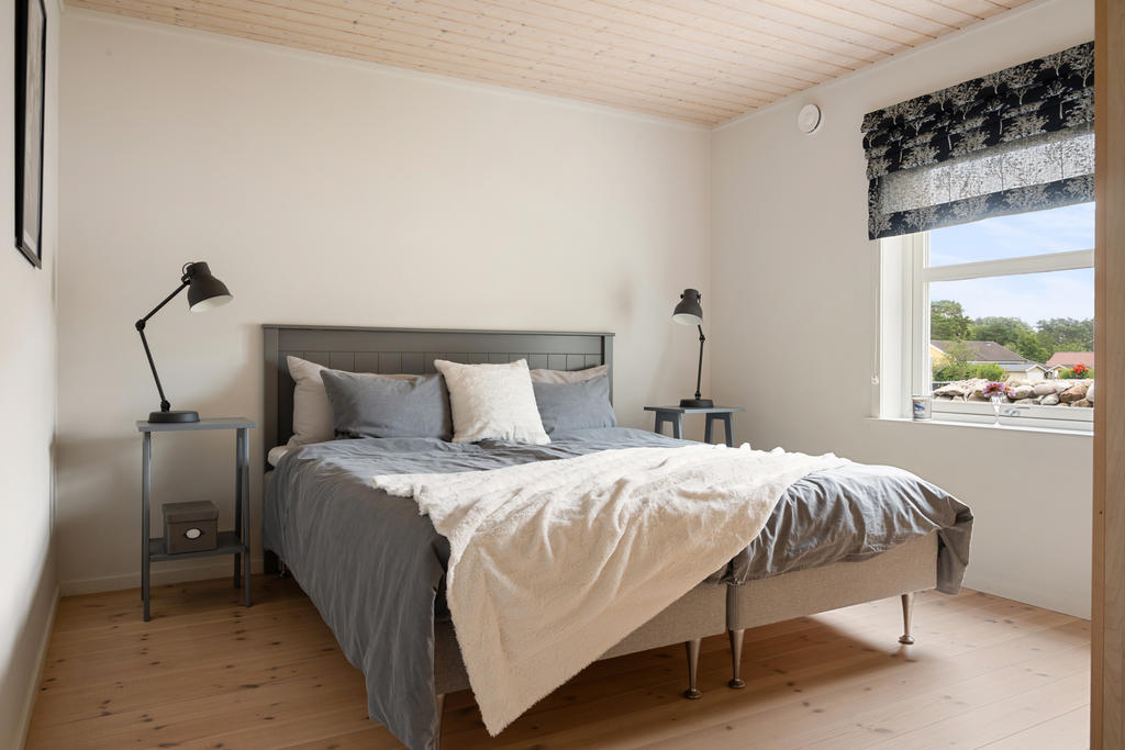 Master bedroom med plats för dubbelsäng och bra förvaring i garderober.