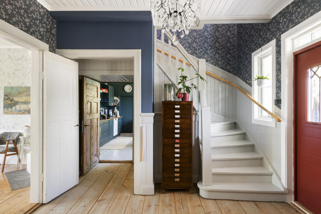 Entréhall med vackert såpskurat plankgolv