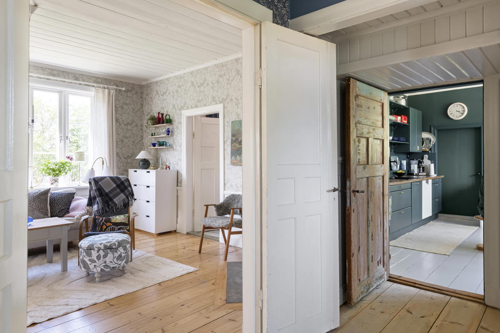 Vy från hall mot salongen och köket