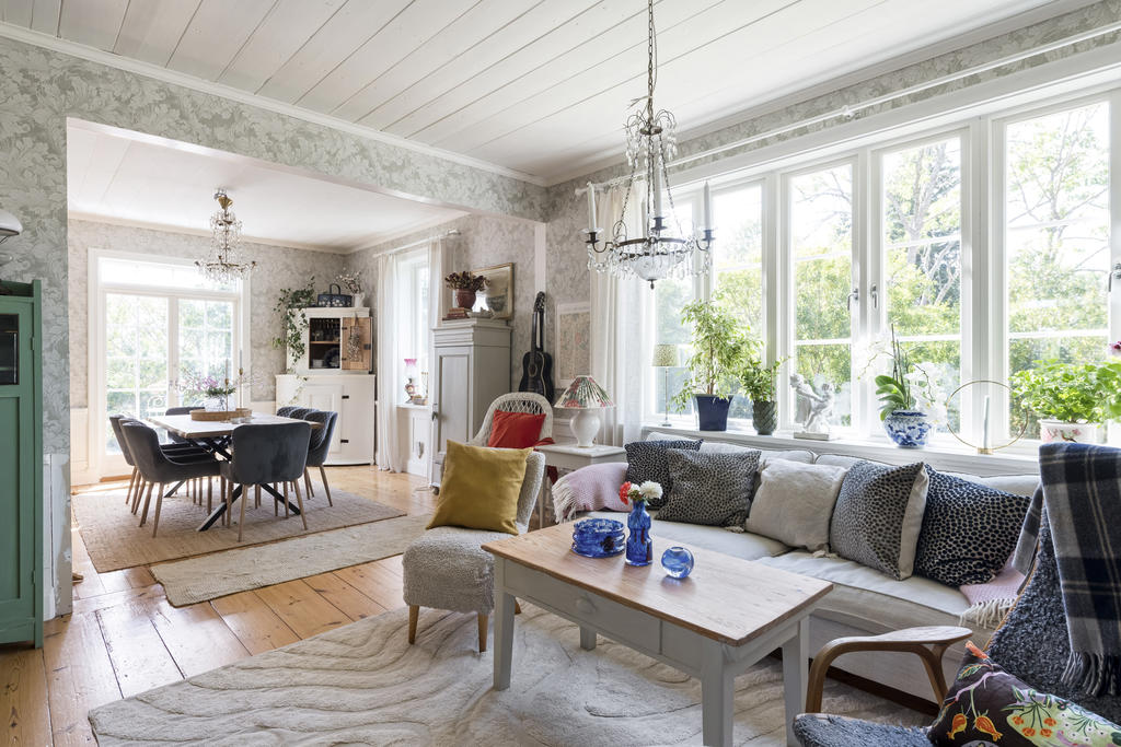 Salongen med kilsågat tak