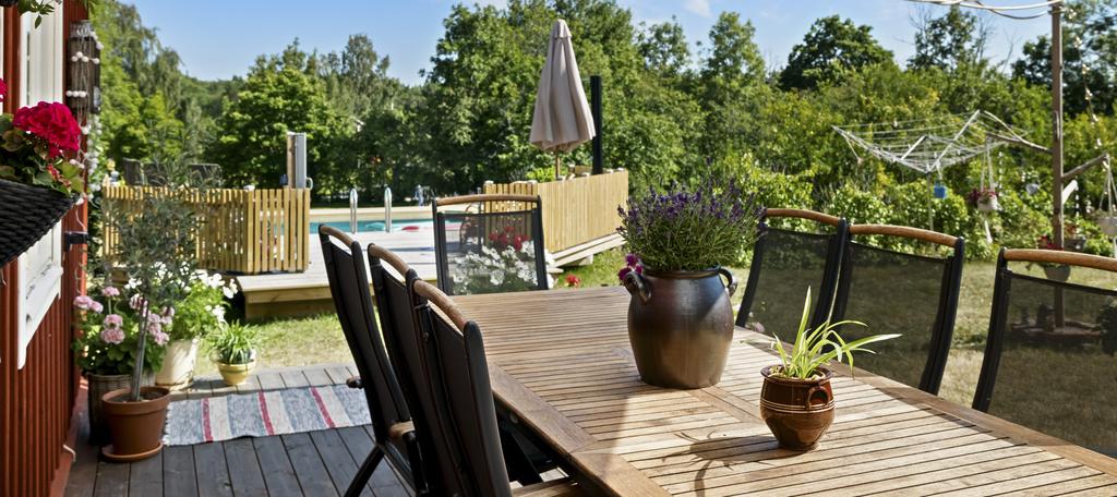 Vy från altanen mot poolen