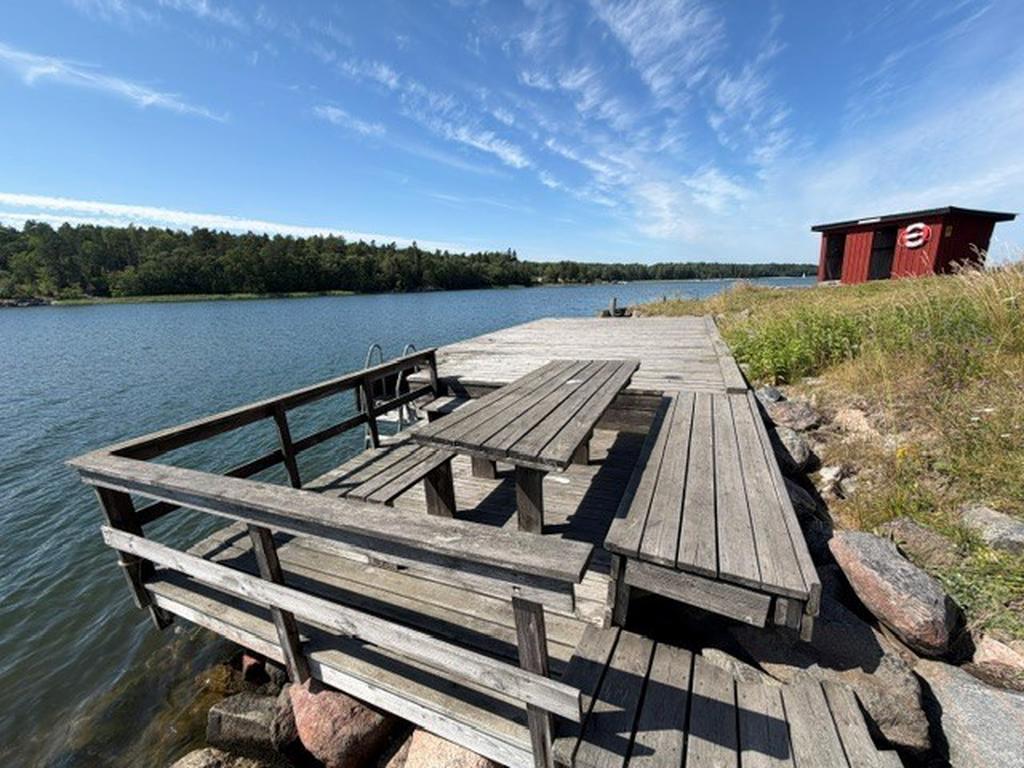 Ångbåtsbryggan med badstege och sittgrupp för mysiga kvällsdopp i solnedgången