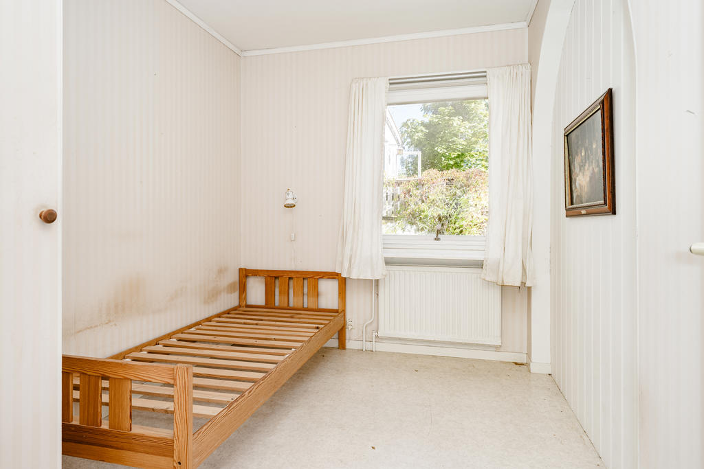 Sovrum 1 med garderob.