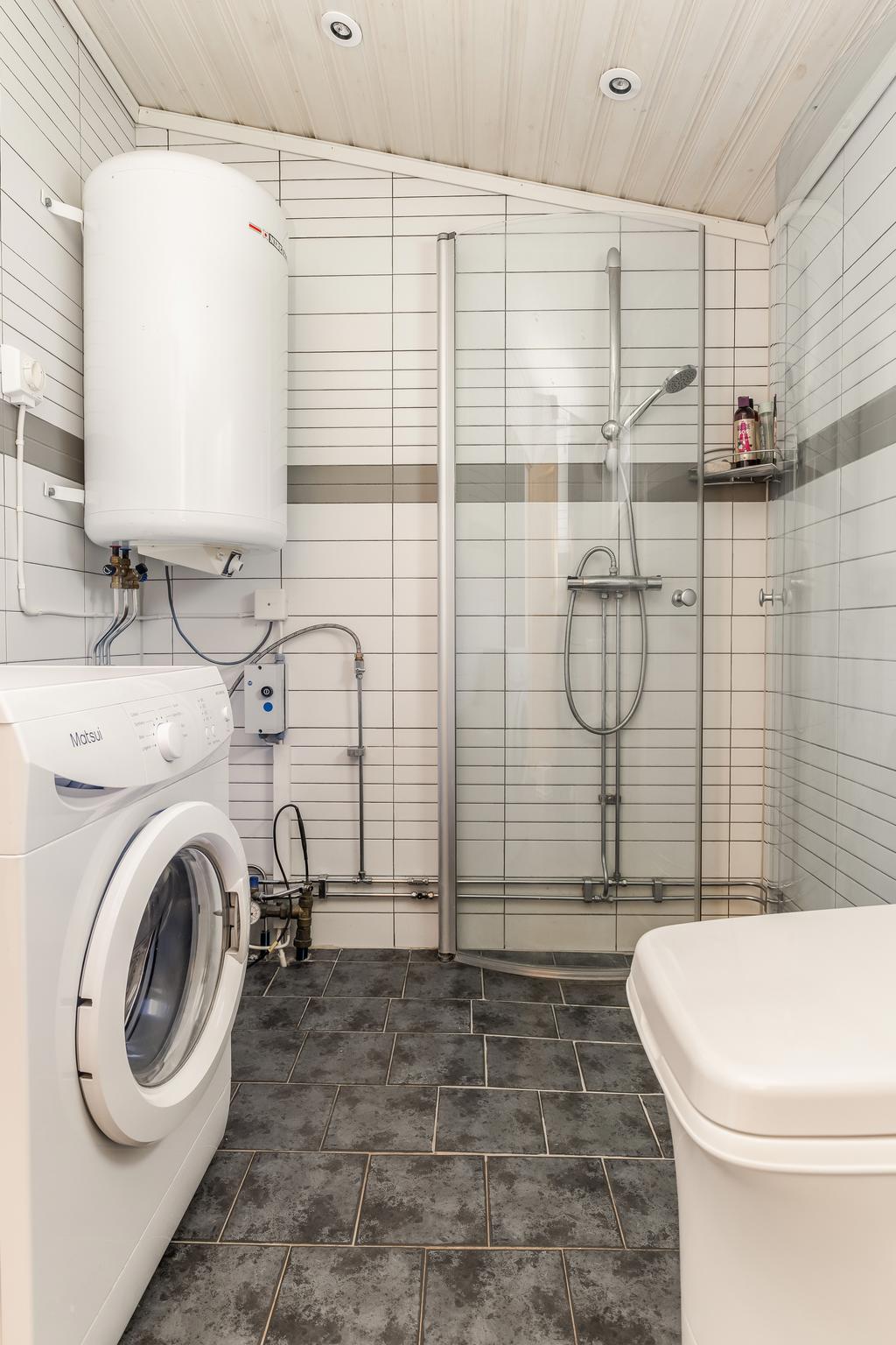 Dusch + tvättmaskin + varmvattenberedare