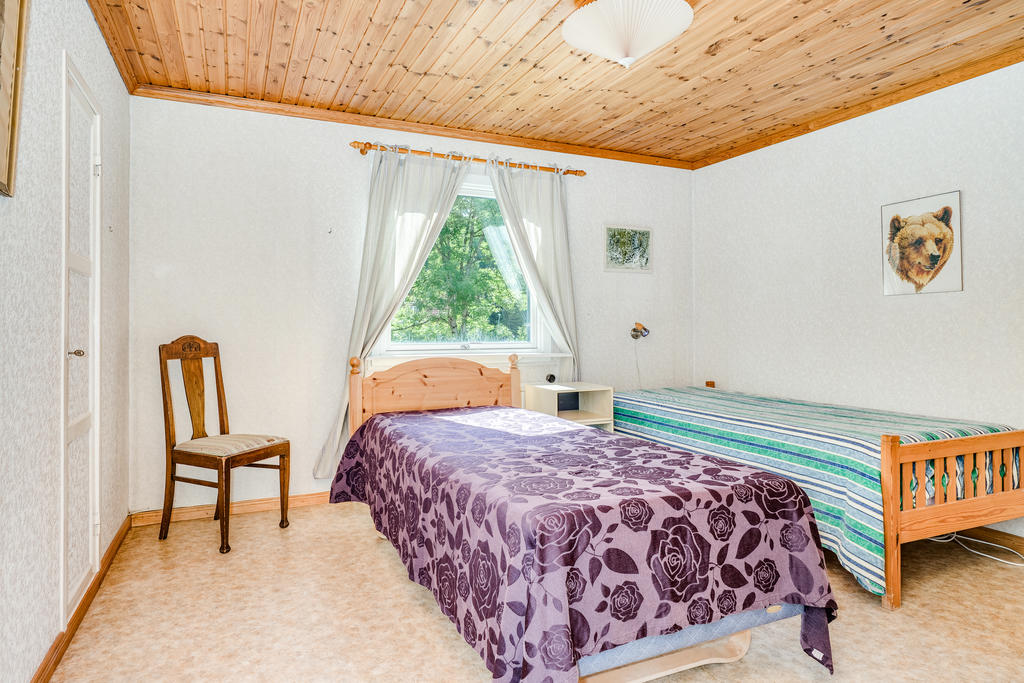Sovrum 2 med garderober och klädkammare.