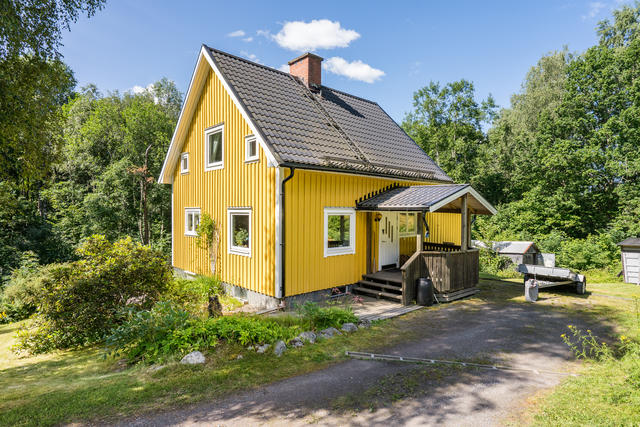 Välkommen till Trolldalen 9! Ett charmig t 1½-plans hus som erbjuder mycket möjligethet beläget med närhet till både natur och vatten såväl som service och butiker.