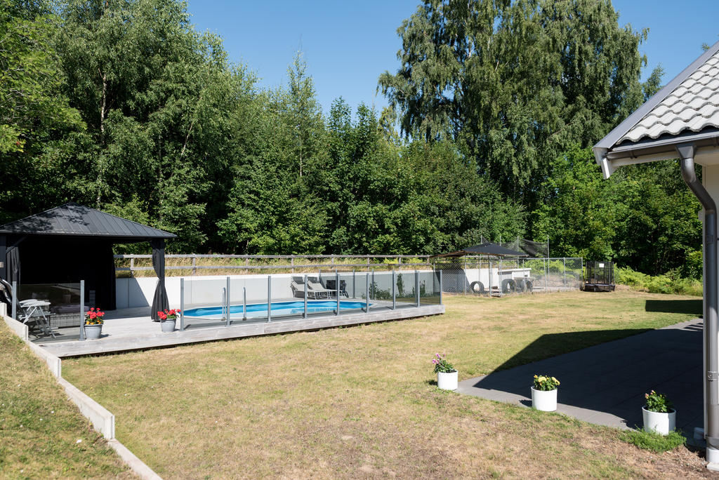 Baksida med pool och pergola
