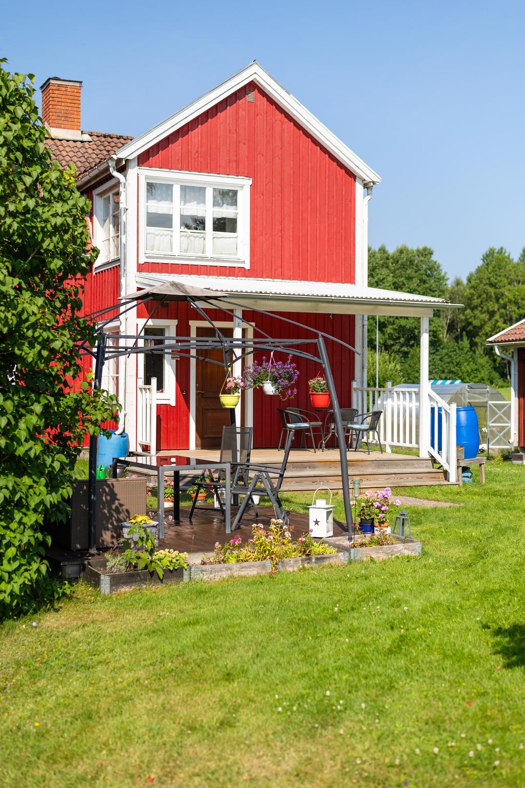 Altan under tak utanför entrén. Byggt 2023. 
Pergola? 