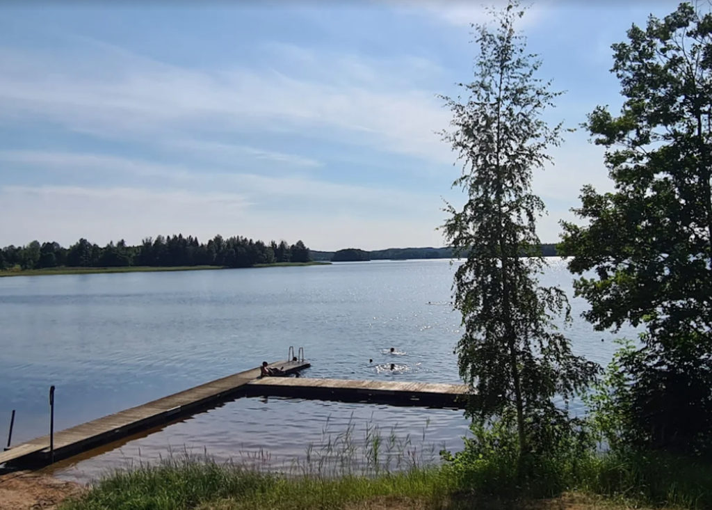 Kommunal badplats med både sandstrand och brygga en promenad bort genom skogen. 
Foto: Ann-Sofie Andersson Kern. 