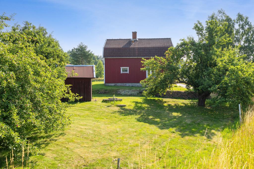 Trädgård om 2 820 kvm med flera byggnader
