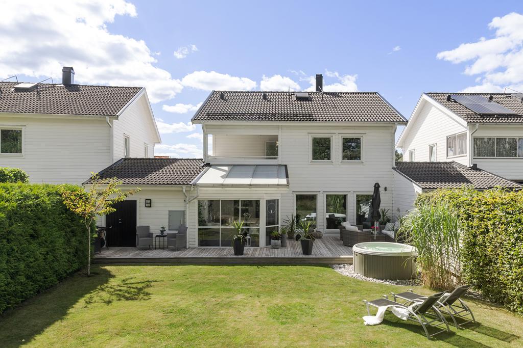 Härlig insynsskyddad trädgård på baksidan