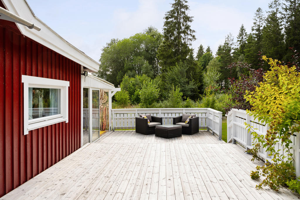 Stor terrass med sol hela dagen och på kvällen.