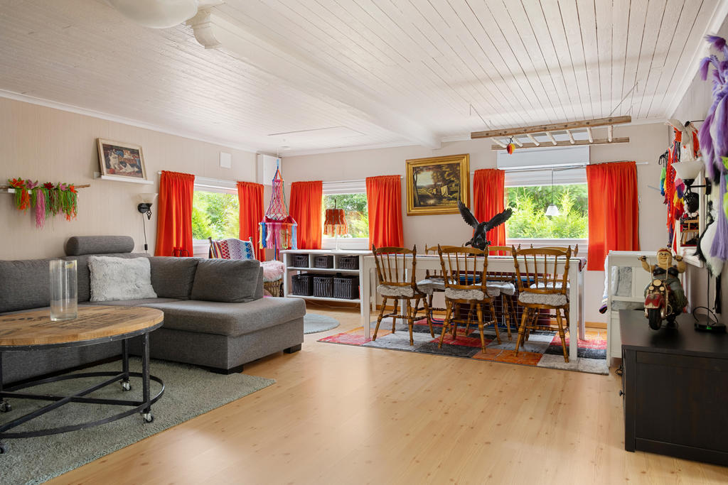 Vardagsrum med plats för stor soffhörna och matsalsbord.