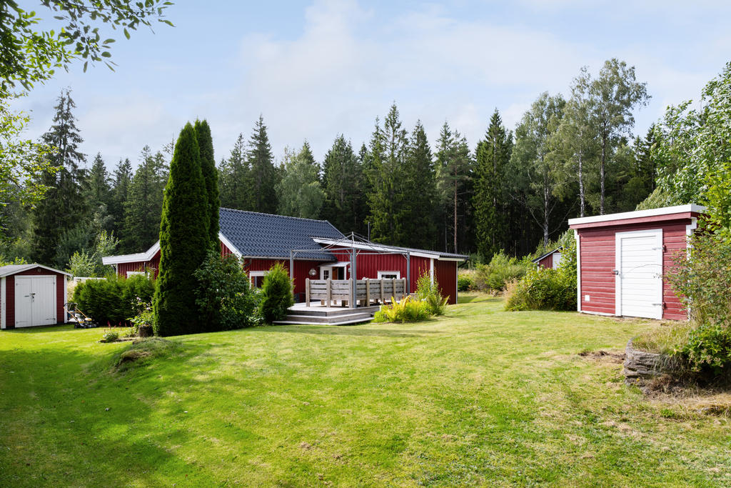 Så härlig miljö med vacker gräsmatta runt huset.