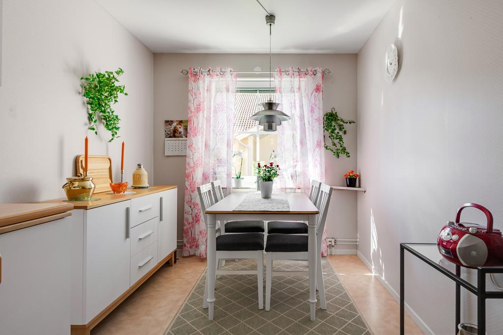 Trevligt kök med plats för matgrupp vid fönstret.