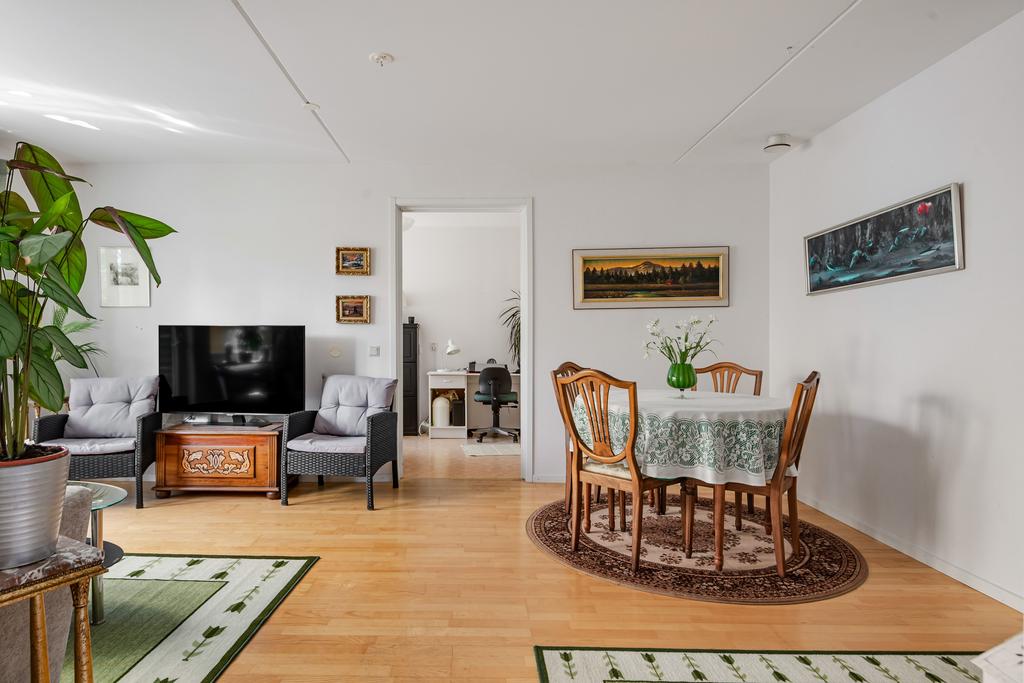 I vardagsrummet ryms såväl soffhörna som matgrupp om så önskas.