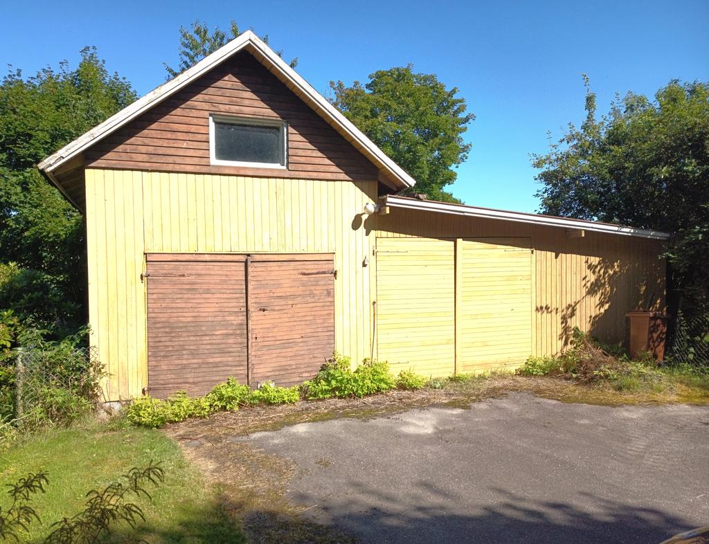 Asfalterad uppfart med carport och förrådsbyggnad finns på tomten. 