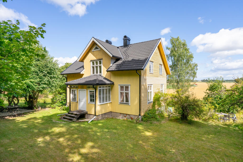 Välkommen till Brunnsvägen 12! Ett praktiskt 1½-plans hus med mycket möjligheter om 154 kvm  + 54 kvm (bi-area) 6 ROK varav möjlighet till fem sovrum. 