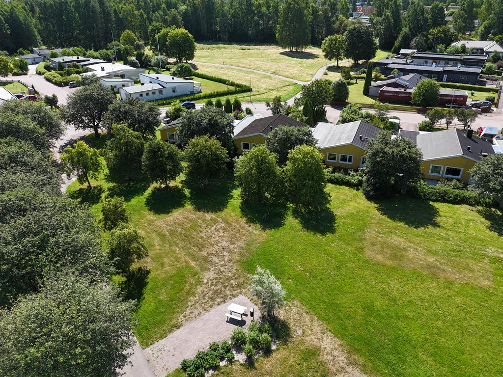 Grönområde både på andra sidan vägen på framsidan och bakom huset. 