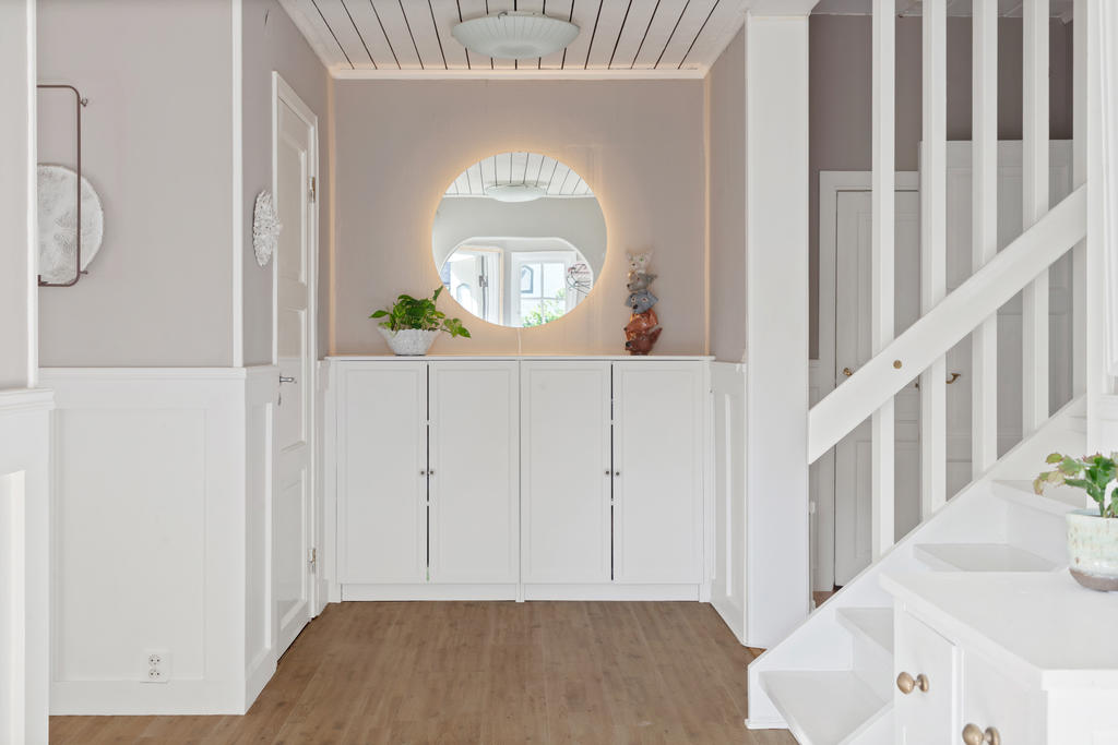 Del av hall med bröstpanel och förvaring