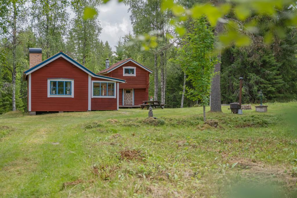 Stuga och härbre på tomten