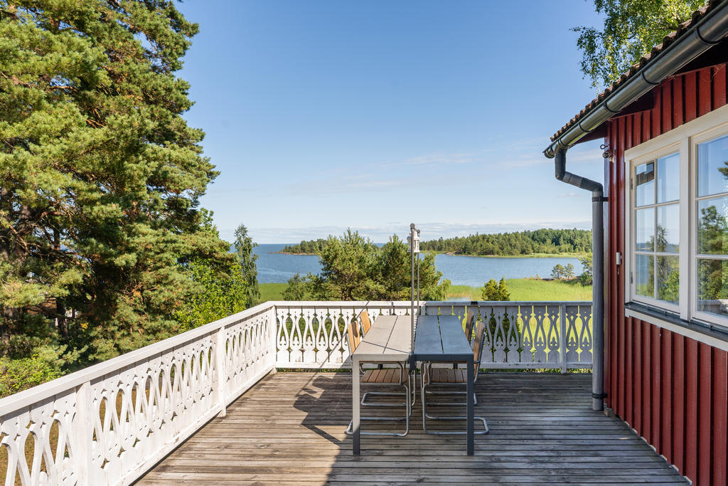 Längsgående altan med vacker sjöutsikt.