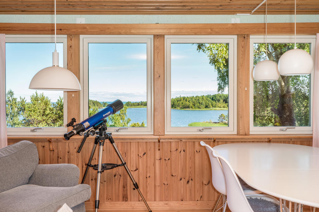 Vacker sjöutsikt från vardgasrummet.