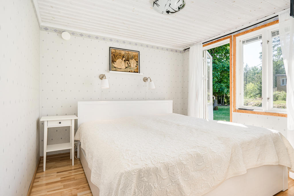 Sovrum med utgång till trädgård.
