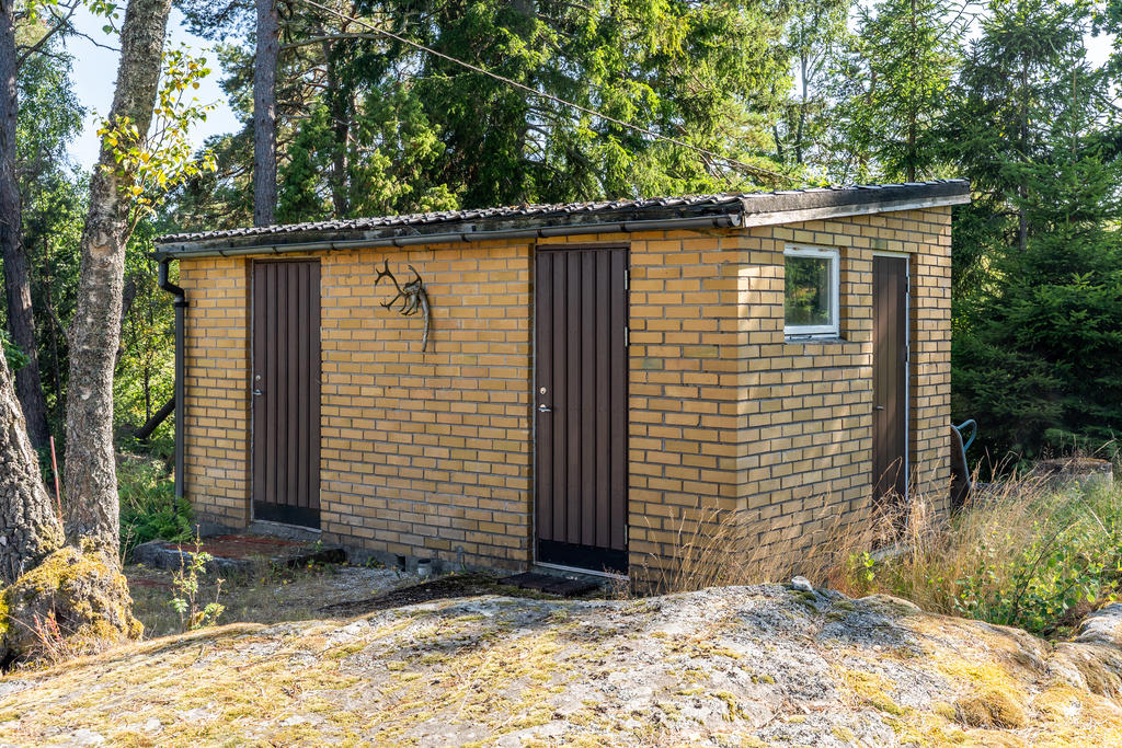 Förrådsbyggnad med plast för redskap samt pumphus. 