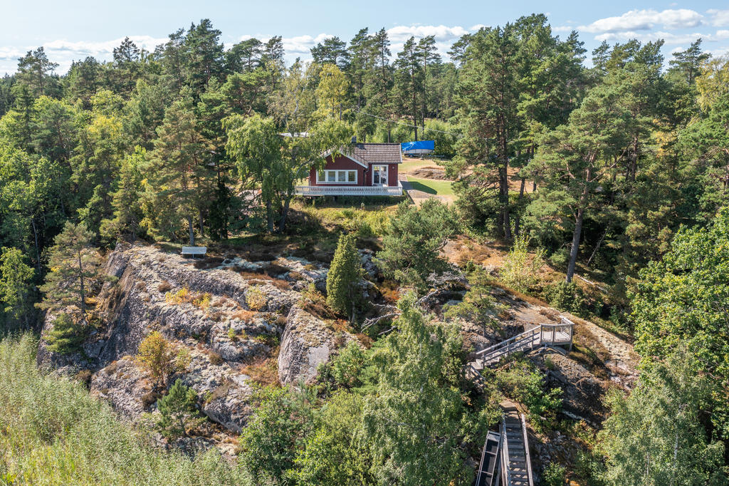Högt läge omgiven av en rofylld miljö med fantastisk vy. 
